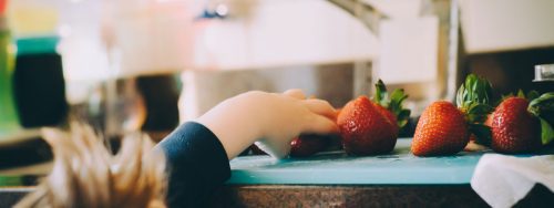 asegurar que los niños comen en el comedor escolar