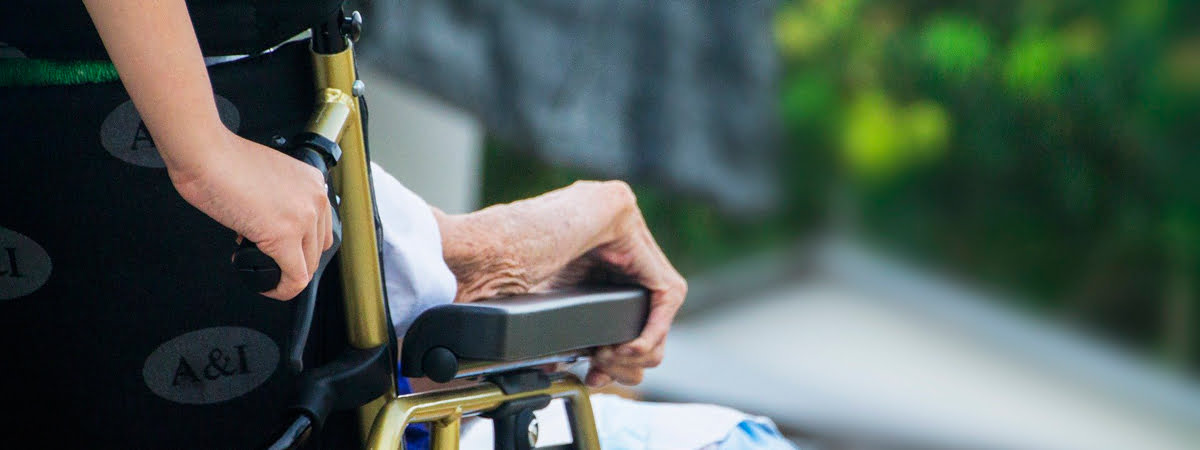 Trabajar cuidando personas mayores Trabajar cuidando personas mayores